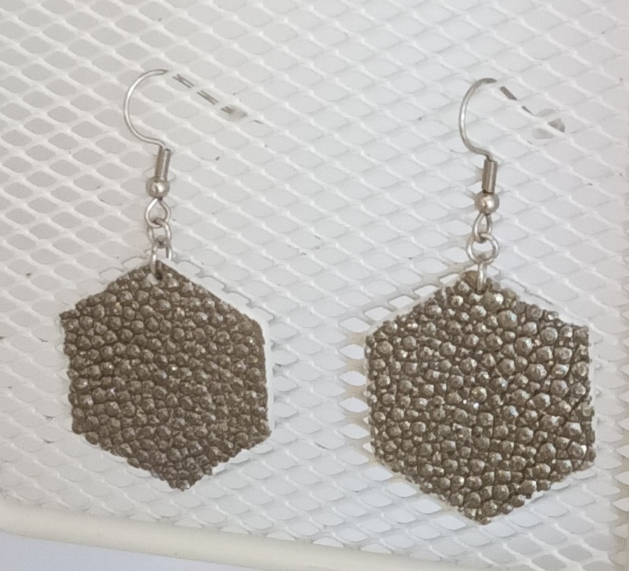 Boucles d’oreilles grand hexagone en galuchat  argent métallisé