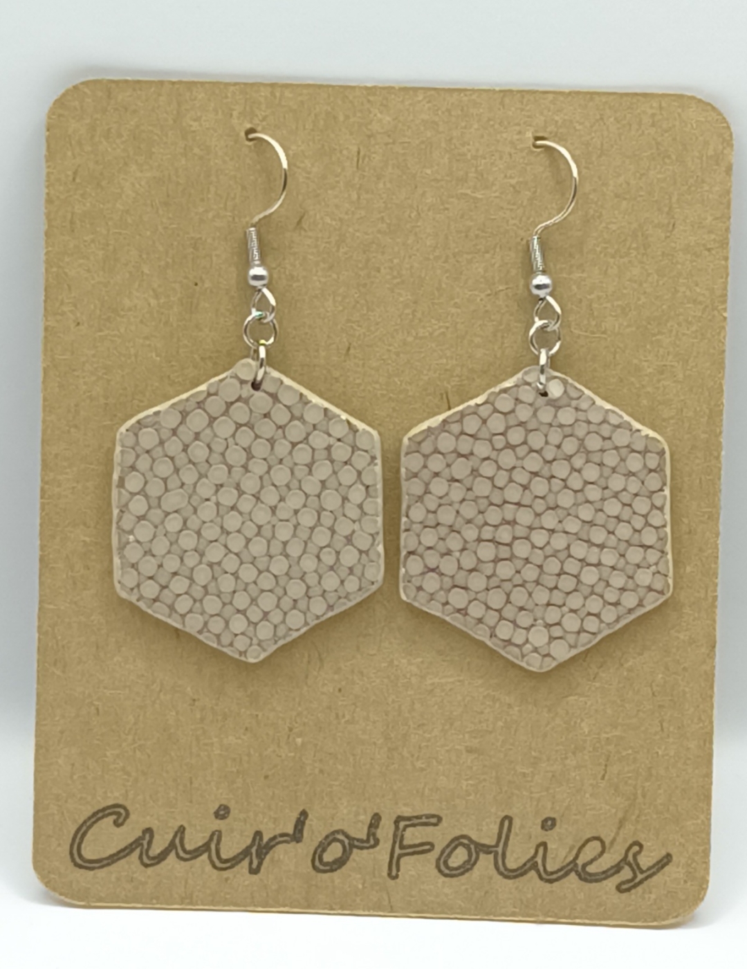 Boucles d’oreilles grand hexagone en galuchat gris beige