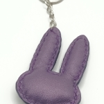 Porte-clés lapin prune à reflets et violet irisé
