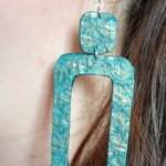 Grandes Boucles d’oreilles rectangulaire verte à reflets or en Perche