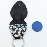 Étui à médiator Noir à petites fleurs argent