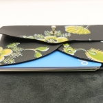 Porte-cartes Noir à fleurs vertes