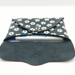 Porte-cartes Noir à petites fleurs blanches