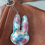 Porte-clés lapin prune à reflets et violet irisé
