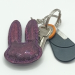 Porte-clés lapin prune à reflets et violet irisé