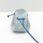 Petite bourse  blanche à rayures bleues métallisées