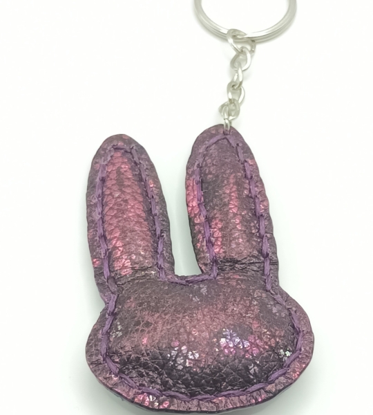 Porte-clés lapin prune à reflets et violet irisé