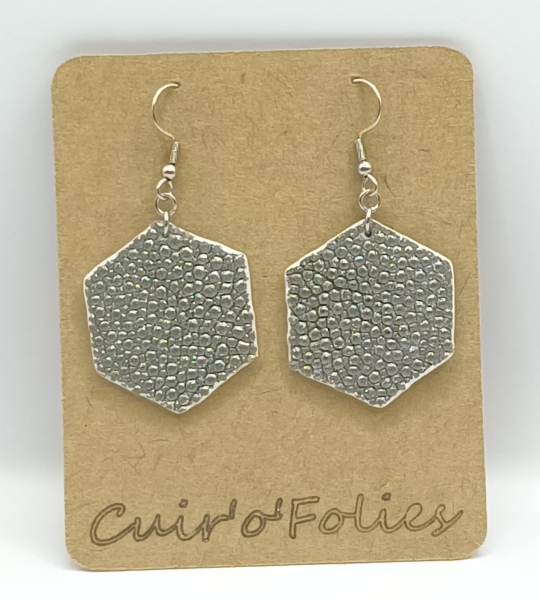 Boucles d’oreilles grand hexagone en galuchat argent métallisé