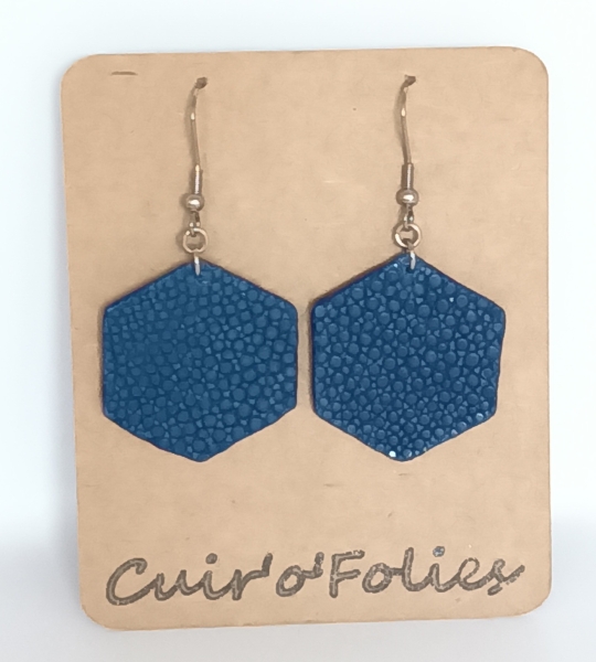 Boucles d’oreilles grand hexagone en galuchat bleu foncé