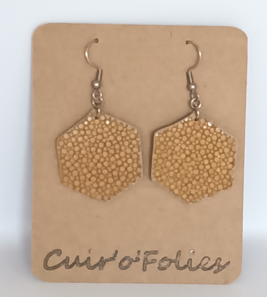 Boucles d’oreilles grand hexagone en galuchat café au lait